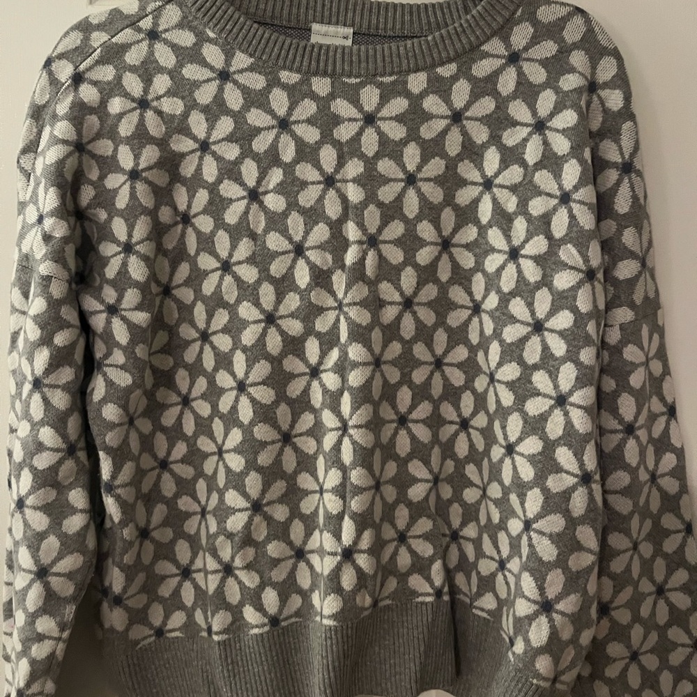 Abercrombie Kids Gray and White Floral Sweater size 17/18